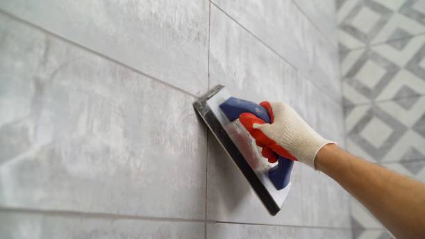 Le carreleur mosaïste est un artisan qualifié. Il conçoit, prépare et pose des mosaïques décoratives sur diverses surfaces.