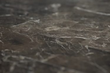 Un marbrier travaille la pierre avec précision. Ainsi. Il maîtrise la découpe, le polissage et la réparation. De plus. Il intervient sur des pièces