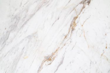 Un marbrier recommande un entretien régulier pour préserver l’éclat du marbre. Ensuite, il conseille d’éviter toute négligence.