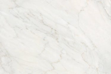 Un marbrier travaille la pierre avec soin. Ainsi. Il transforme des blocs naturels en pièces élégantes. Ensuite. Il utilise des outils
