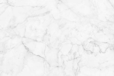 Un marbrier travaille avec la pierre naturelle chaque jour. Ainsi, il maîtrise les matériaux comme le marbre, la pierre bleue et le granit.