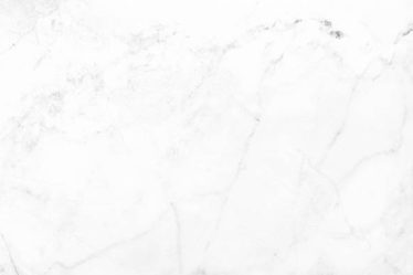 Un Un marbrier transforme et installe le marbre avec précision. Ainsi. Il maîtrise la découpe selon les mesures exactes du projet.