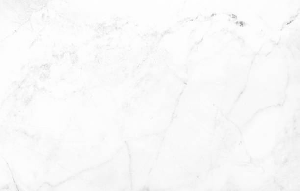 Un Un marbrier transforme et installe le marbre avec précision. Ainsi. Il maîtrise la découpe selon les mesures exactes du projet.