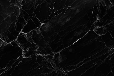 Un marbrier évalue chaque projet selon sa complexité et ses besoins techniques. Ainsi, il calcule le temps de découpe, de polissage