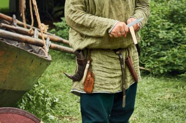 Le charpentier naval utilise de nombreux outils spécialisés pour façonner les coques. Ainsi, il contrôle chaque étape du travail.