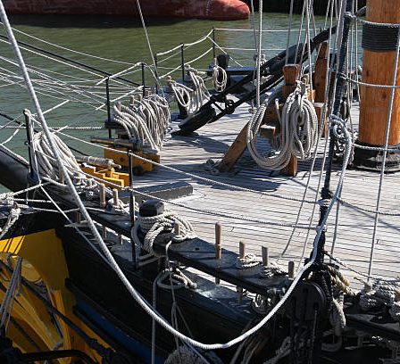 Un charpentier naval offre généralement une garantie décennale qui protège le client contre les défauts majeurs affectant