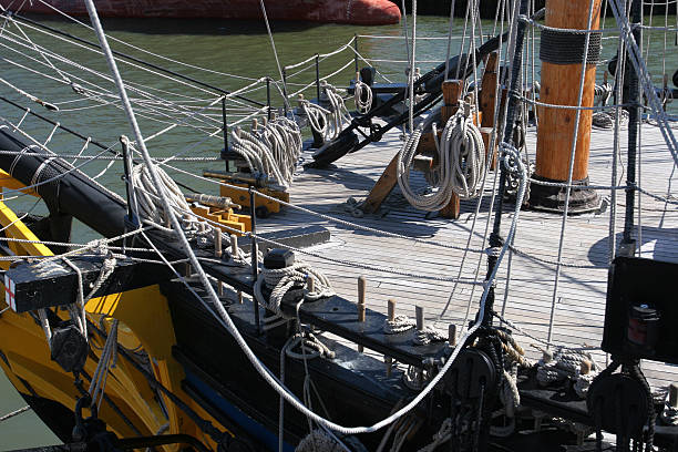 Un charpentier naval offre généralement une garantie décennale qui protège le client contre les défauts majeurs affectant