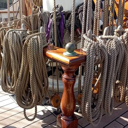 Le charpentier naval travaille souvent dans les ports. En effet, il répare les structures en bois. De plus, il entretient les coques