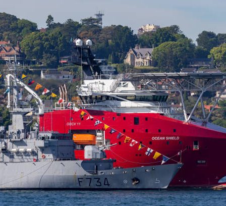 Un charpentier naval possède un savoir-faire précis qui facilite la création décorative. Ainsi, il maîtrise le bois avec une grande