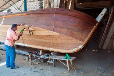 Un charpentier naval choisit d’abord des essences de bois adaptées aux milieux marins. Ainsi, il garantit une structure résistante.
