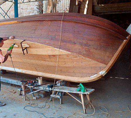 Un charpentier naval choisit d’abord des essences de bois adaptées aux milieux marins. Ainsi, il garantit une structure résistante.