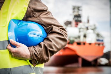 Un charpentier naval conçoit un bateau unique selon les attentes du client. Ainsi, il analyse les besoins précis pour définir