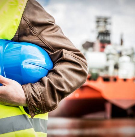 Un charpentier naval conçoit un bateau unique selon les attentes du client. Ainsi, il analyse les besoins précis pour définir
