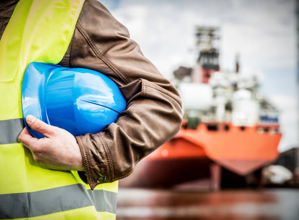 Un charpentier naval conçoit un bateau unique selon les attentes du client. Ainsi, il analyse les besoins précis pour définir