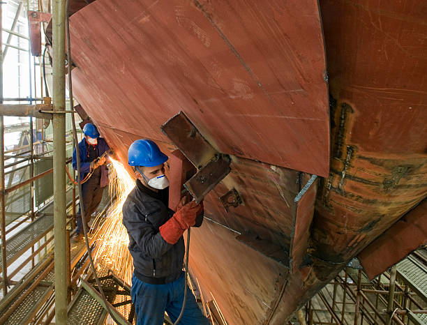 Le prix d’une intervention de charpentier naval varie selon plusieurs facteurs. Ensuite, le spécialiste évalue toujours l’état du bateau.
