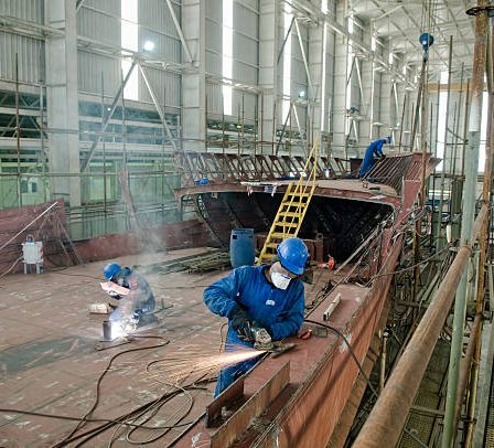 Le métier de charpentier naval exige une formation solide et progressive, car la construction de bateaux requiert précision