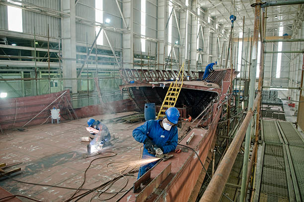 Le métier de charpentier naval exige une formation solide et progressive, car la construction de bateaux requiert précision