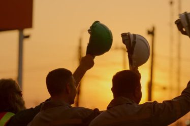 Un charpentier naval souligne l’importance d’un entretien constant pour une coque en bois. Ainsi, il prévient les dégradations