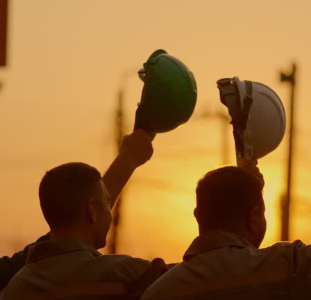 Un charpentier naval souligne l’importance d’un entretien constant pour une coque en bois. Ainsi, il prévient les dégradations