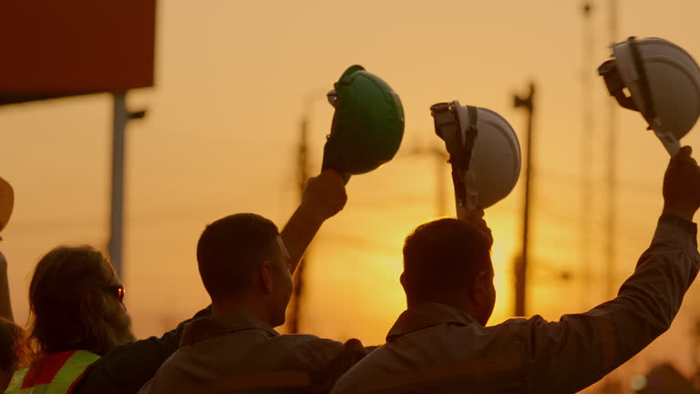 Un charpentier naval souligne l’importance d’un entretien constant pour une coque en bois. Ainsi, il prévient les dégradations