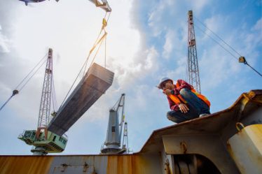 Un charpentier naval travaille bien sûr le bois, mais son rôle dépasse largement cette matière. Ainsi, il adapte ses techniques