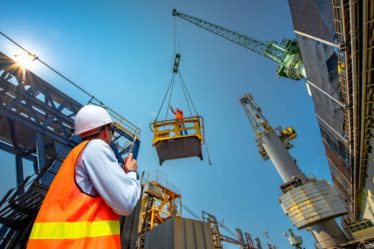 Un charpentier naval possède un savoir-faire essentiel dans la construction maritime. Ainsi. Il façonne et entretient les structures