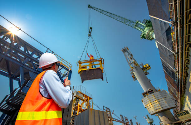 Un charpentier naval possède un savoir-faire essentiel dans la construction maritime. Ainsi. Il façonne et entretient les structures